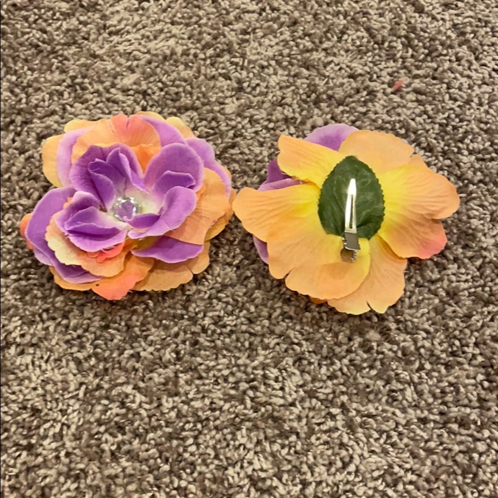 Orange and purple flower bows.